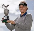  ?? FOTO: DPA ?? Bernhard Langer mit der Trophäe der British Open.