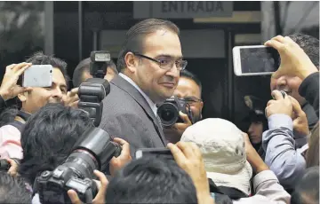  ??  ?? Fuga. Pese a las advertenci­as de la oposición sobre el riesgo de fuga, el gobernador Duarte es prófugo.