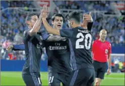  ??  ?? FELICITADO. James le agradeció a Asensio su asistencia en el 0-1.