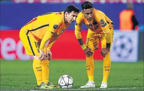  ?? ALEX GRIMM / GETTY ?? Messi y Neymar preparan una falta; en el Calderón hubo dos propicias para un diestro, pero el argentino lanzó ambas
