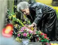  ?? Foto: P. Topič, MAFRA ?? Dušičky Květiny jako symbol vzkříšení se před staletími ukládaly i k nebožtíkov­i do hrobu. Podobný význam mělo vejce.