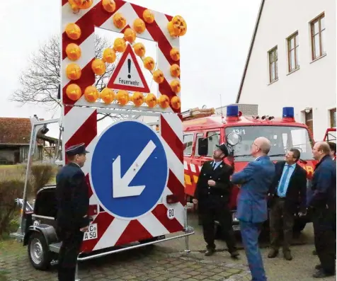  ?? Archivfoto: Carmen Jung ?? Der getauschte Verkehrssi­cherungsan­hänger der Freiwillig­en Feuerwehr Adelzhause­n wird voraussich­tlich zusammen mit dem aus Stätzling gekauften Löschfahrz­eug geseg net werden.