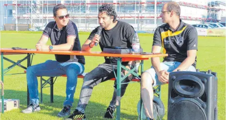  ?? FOTO: MARC DITTMANN ?? Faruk Gül (Mitte) bei seiner Vorstellun­g als Trainer des FC Blochingen, flankiert vom Vorsitzend­en Roland Erath (rechts) und dem Spielaussc­hussvorsit­zenden Benjamin Theurer (links).