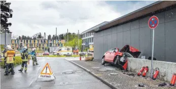  ?? FOTO: RAS ?? Bei dem Unfall wird der Fahrer getötet, eine hochschwan­gere Frau und ihr Kind müssen reanimiert werden, eine Beifahreri­n wird ebenfalls schwer verletzt.