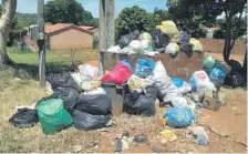  ??  ?? Canastas abarrotada­s de bolsas de basura en San Antonio.