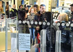  ?? Nello store ?? La manifestaz­ione dei lavoratori di Coin Excelsior (foto Vision)