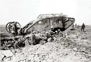  ?? ?? «OBJETOS EXTRAÑOS».
Un tanque británico Mark I cerca de Thiepval el 25 de septiembre de 1916, equipado con una malla de alambre para desviar granadas.