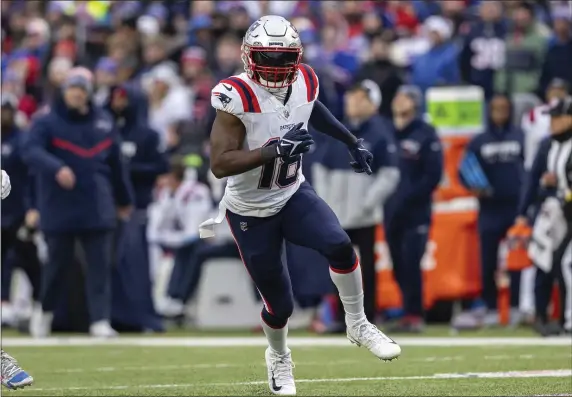  ?? MATT DURISKO — THE ASSOCIATED PRESS ?? New England Patriots special teams standout Matthew Slater covers a kick during a Dec. 31 game against the Buffalo Bills in Orchard Park, N.Y.