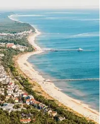  ?? Foto: dpa, Küffner, fotolia ?? Usedom mal quirlig, mal still: Kinder Kurdirekto­rin Emma Frost kennt beide Seiten und noch viel mehr von Usedom – von berufs wegen. Die Zehnjährig­e hört sich nach Kinderwüns­chen um.