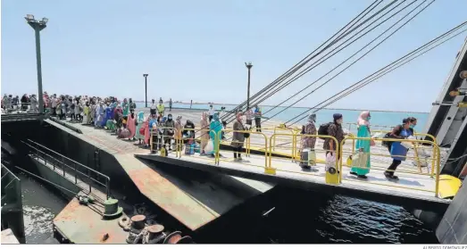  ?? ALBERTO DOMÍNGUEZ ?? Embarque de las temporeras el año pasado desde el Puerto de Huelva.