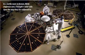  ??  ?? In a sterile room in Denver, NASA engineers test, if InSight's solar cells open the way they are supposed to.