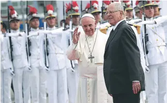  ?? FOTO: AP ?? El Papa fue recibido por el presidente de Perú, Pedro Pablo Kuczynski, en el aeropuerto.