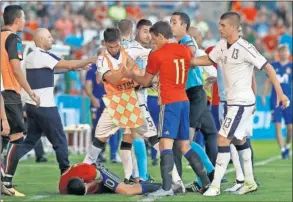  ??  ?? GOLPE A CEBALLOS. El capitán de España se duele sobre el césped.