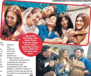  ?? PHOTOS: HTCS ?? (Above) Kriti Kharbanda, Pooja Hegde, Riteish Deshmukh, Akshay Kumar, Warda Nadiadwala and Kriti Sanon; (Right) The cast giving away prizes