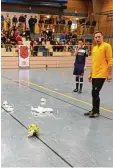  ?? Foto: Oliver Reiser ?? Die Lützelburg­er Spieler und die Zu schauer staunten nicht schlecht, als der geplatzte Futsal sein Innenleben preis gab.