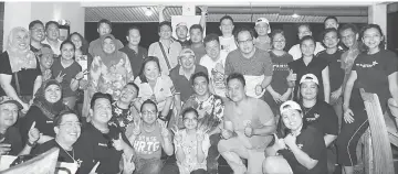  ??  ?? Members of the local media gather with SEB staff from the Kuching and Miri offices for a memento group photo. Jong is standing in front, at sixth right while Peing is also on the same row, at ninth right.