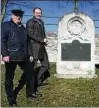  ??  ?? Erhard Stiefel (von links) und Christian Blechschmi­dt am Mittwoch am Anger in Horsmar. Das Denkmal erinnert an die im Ersten Weltkrieg getöteten Soldaten aus dem Dorf.
Foto: Claudia Bachmann