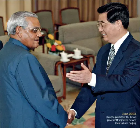  ?? GAUNG NIU /REUTERS ?? Chinese president Hu Jintao greets PM Vajpayee before their talks in Beijing