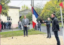  ??  ?? La cérémonie devant le monument aux morts, Hugo porte fièrement son drapau