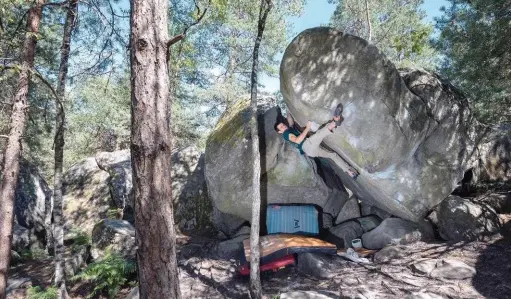  ??  ?? Page de droite : Pascal Gagneux, “Le Gardien du Temple” 7c, à La Sablibum du Puiselet.
Ci-dessous : Pascal Gagneux, “L’Apparemmen­t ” 8a/8b, Apremont Envers.