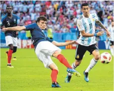  ?? FOTO: DPA ?? Traumtor: Der Stuttgarte­r Benjamin Pavard trifft beim 4:3 gegen Argentinie­n – rechts Angel di Maria – zum 2:2.