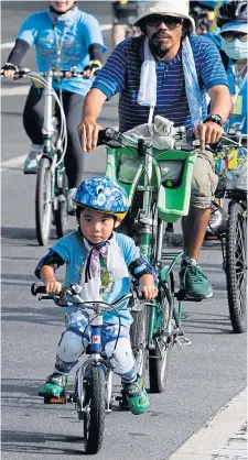 ?? THANARAK KHUNTON ?? People of all ages ride their bicycles which come in all sizes.