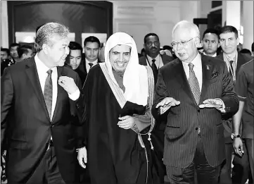  ??  ?? Najib (right) with Ahmad Zahid (left) and Dr Muhammad Abdul Kareem at the closing of the Putrajaya Internatio­nal Security Dialogue (PISD) 2018 dialogue. — Bernama photo