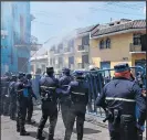  ??  ?? La Policía Municipal de Quito busca poner orden en este tradiciona­l sector.