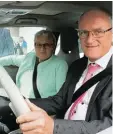  ?? Foto: Stauch ?? Die Bürgermeis­ter Ingrid Krämmel (Bachhagel) und Hans Kaltner (Butten wiesen) starteten ihre Probefahrt mit dem BMW i3 von Erdgas Schwaben aber erst mal bei Sauwetter.