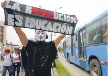  ?? JAIME MORENO Y JUAN PABLO RUEDA/ADN ?? En Barranquil­la centenares de estudiante­s caminaron en protesta