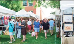 ?? Contribute­d photos ?? Attendees enjoy a past Old Saybrook Chamber of Commerce arts and crafts festival.