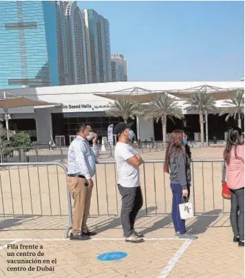  ??  ?? Fila frente a un centro de vacunación en el centro de Dubái