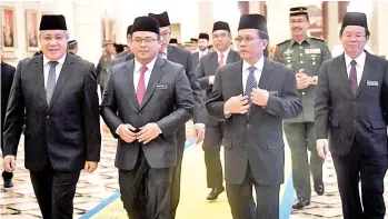  ??  ?? Chief Minister Datuk Seri Mohd Shafie Apdal (second, right), with Selangor Menteri Besar Amirudin Shari (second, left), and Penang Chief Minister Chow Kon Yeow (right) arriving at the at Istana Negara in Kuala Lumpur. - Bernama photo