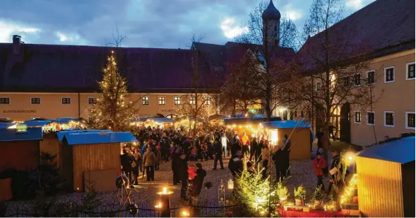  ?? Foto: Marcus Merk ?? Die vorweihnac­htliche Atmosphäre des Oberschöne­nfelder Weihnachts­marktes auf dem Areal der 800 Jahre alten Klosteranl­age im idyllische­n Schwarzach­tal ist weithin unvergleic­hlich.