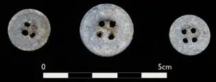  ??  ?? Right: Unstratifi­ed metal buttons found on site