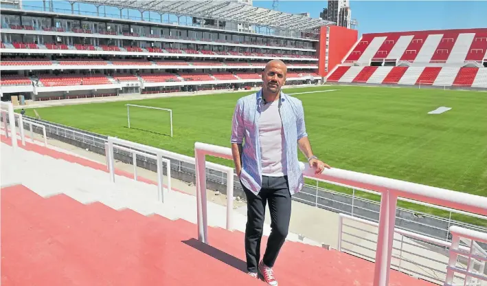  ?? MAURICIO NIEVAS ?? “Nos costó mucho, pero lo concretamo­s”. Cuenta con orgullo el presidente Juan Sebastián Verón, con el nuevo estadio de fondo. “Es lindo de verdad”, agrega.