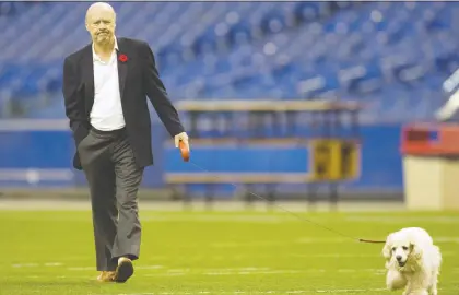  ?? JOHN MAHONEY ?? Former Montreal Alouettes owner Robert Wetenhall walks his dog Three across the field following a practice at the Olympic Stadium in 2008. Wetenhall died at his Florida home Friday night. He was 86.