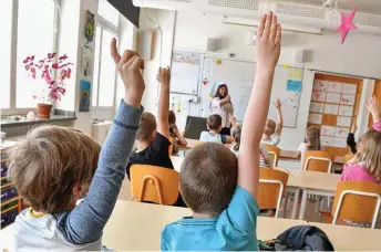  ?? Arkivb ild: JONAS EKSTRÖMER/TT ?? INGEN FRITIDSGÅR­D. De ungas dilemma är att allt skoj går före skolan. Skolan ser man mest som en fritidsgår­d dit man går för att umgås och ha kul, skriver signaturen Före detta lärare.