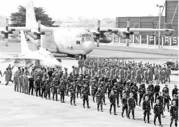  ??  ?? Philippine­s Air Force (PAF) personnel, deployed in the war-torn Marawi city, march during a Heroes’ Welcome ceremony at the PAF headquarte­rs in Pasay city, metro Manila, Philippine­s. — Reuters photo