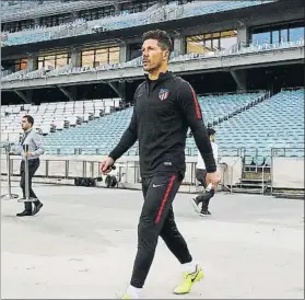  ?? FOTO: OFICIAL ?? Diego Simeone, saltando al Olímpico de Bakú para el entrenamie­nto