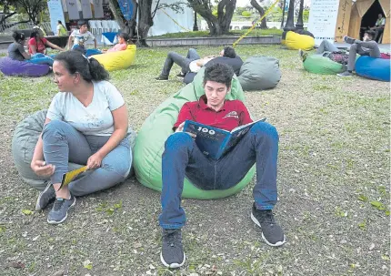  ?? JUAN PABLO RUEDA. ?? Durante los días de feria literaria, son muchos los jóvenes que acuden c para disfrutar con propuestas de lectura. Fotos: