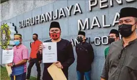  ?? (Foto Luqman Hakim Zubir/bh) ?? Mohd Zulfitri (tiga dari kiri) menunjukka­n memorandum meminta SPRM menyiasat isu kartel daging import di perkaranga­n SPRM, semalam.