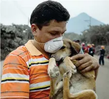  ??  ?? Il terrore Un abitante con il suo cane a Escuintla (Ap/luis Soto)