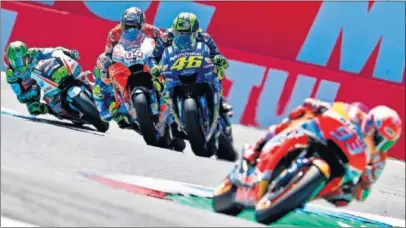  ??  ?? MOMENTO CLAVE. Márquez se escapaba y Rossi pasó a Dovizioso. El de Ducati se la devolvió... y llegó el lío.