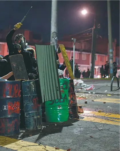  ?? / Jose Vargas ?? La protesta social de 2021 en Colombia ha derivado en actos de violencia contra manifestan­tes y policías y por eso la Primera Línea usa escudos artesanale­s para proteger de la agresión policial a quienes protestan.