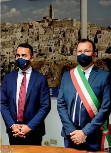  ??  ?? In Basilicata Il ministro M5S degli Esteri Luigi Di Maio, 34 anni, ieri con il neo eletto sindaco pentastell­ato di Matera Domenico Bennardi, 45 anni