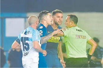  ?? M.CARROLL ?? Todos contra Herrera. Gago y Magallán le protestan al juez. Se acerca Licha.