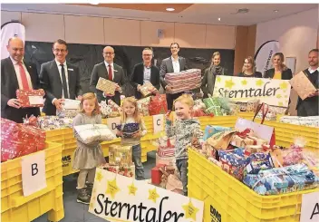  ?? FOTO: BERND BUSSANG ?? 703 Geschenke hat die Aktion „Sterntaler“der Bürgerstif­tung zusammenge­tragen. Am Montag sollen sie in sieben Kindergärt­en und ein Seniorenhe­im ausgeliefe­rt werden.