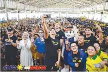  ??  ?? PROPONENTS AND PARTICIPAN­TS of the 3x3 basketball fiesta organized by the SBP and Chooks-to-Go in Cebu on Saturday.