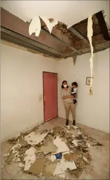  ??  ?? Dans la chambre parentale, une partie du plafond s’est effondrée. Ci-dessous, les toilettes et la porte de la salle de bains, envahis par la moisissure. (Photos Patrice Lapoirie et DR)